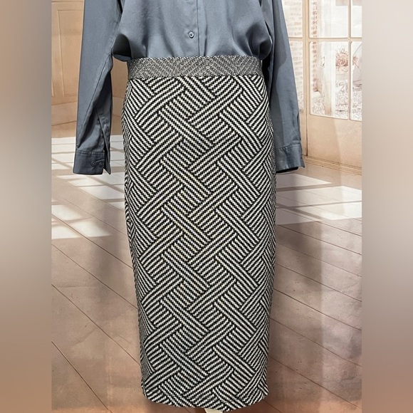 BAR III Black and white geometric print knit‎ pencil skirt size L. - Picture 2 of 8